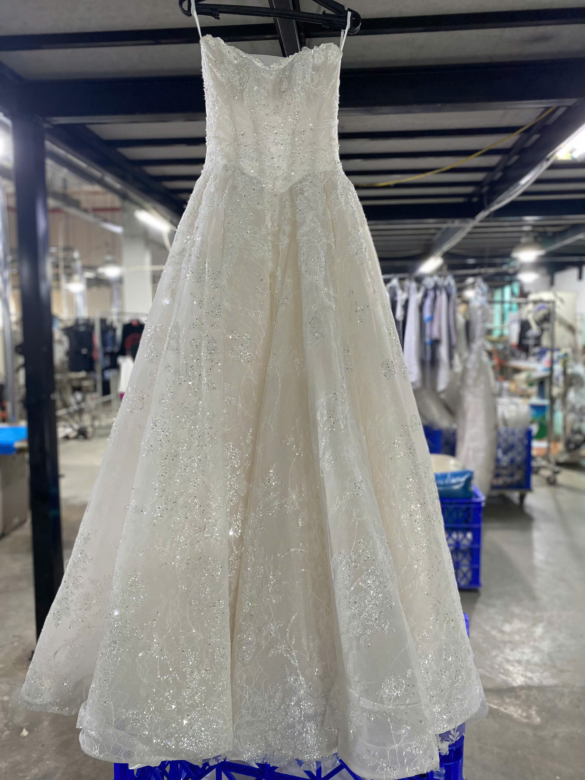 Để giặt váy cưới chuẩn nhất, bạn nên mang váy đến các tiệm giặt khô chuyên nghiệp để đảm bảo an toàn cho chất liệu vải và các chi tiết đính kèm. Nếu muốn tự giặt tại nhà, bạn cần hiểu rõ chất liệu vải và xử lý vết bẩn cẩn thận .